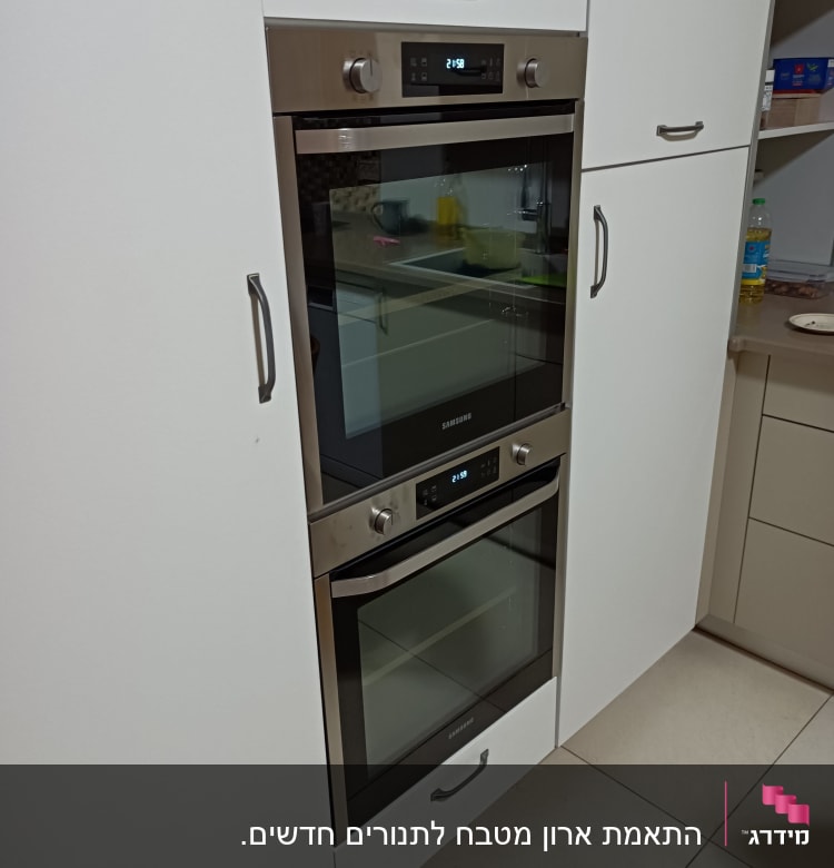 תנור כפול מובנה במטבח מודרני